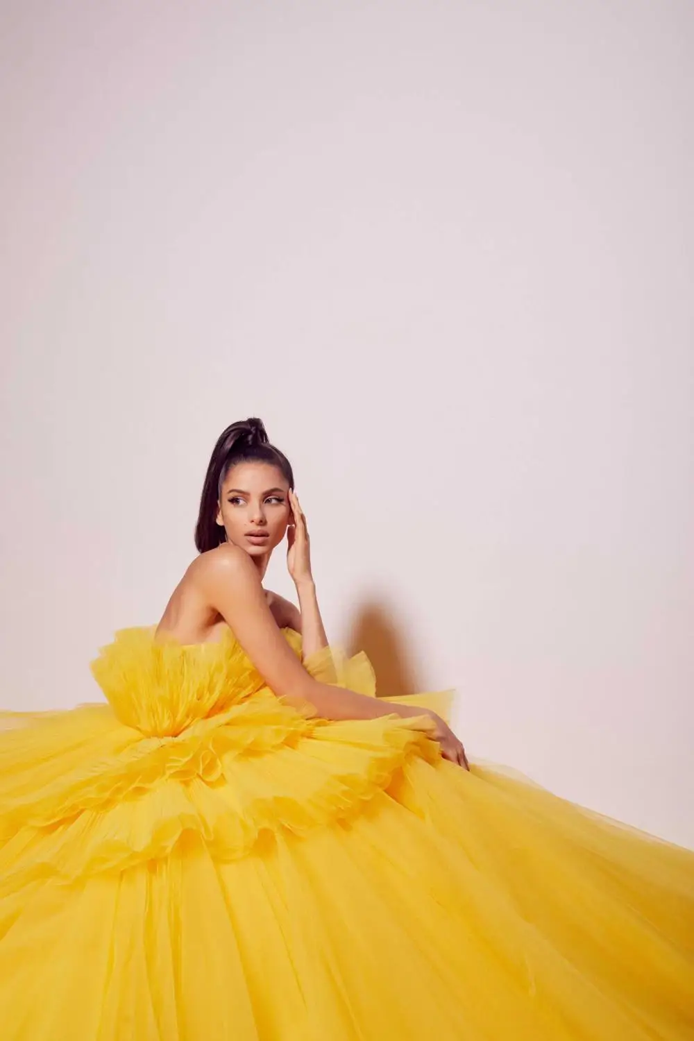 Vestidos de tule amarelo longo tutu vestido feminino 2020 em camadas strapless vestido de baile vestido de baile com trem longo feito sob encomenda qualquer cor