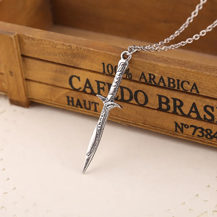 Retro Movie Jewelry Wholesale Sword Weapon Necklace Frodo Bilbo Baggins Sting Ancient Elvish Blade Sword Rapier Antique Silver C