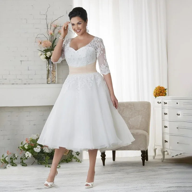 Abiti da sposa Vintage lunghezza tè Plus Size abiti da sposa da giardino trasparenti con scollo a V abiti da festa bianchi mezze maniche