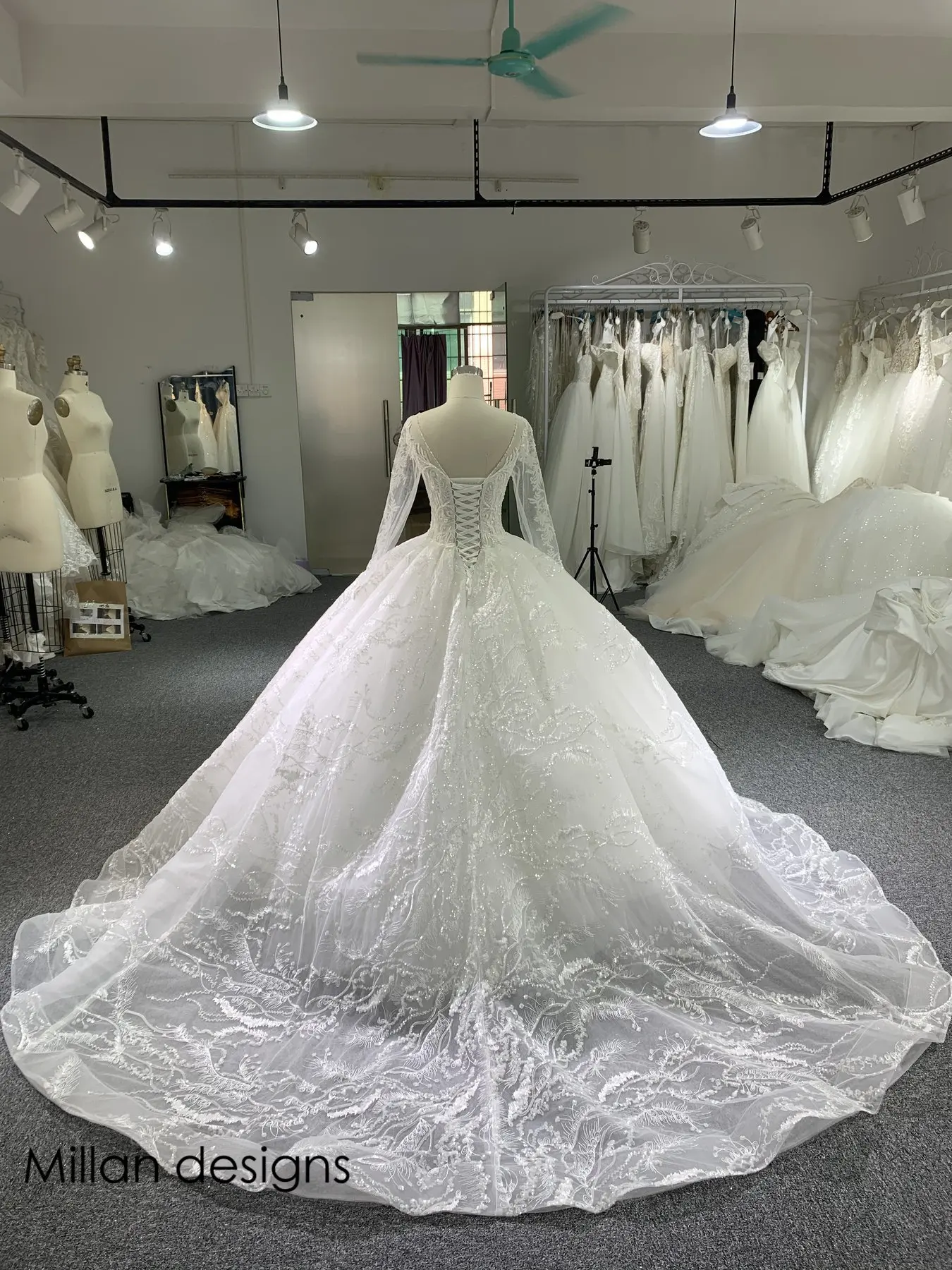 Real Photos Luxury Long Sleeves Wedding Dresses Crystals Ball Gown Bridal Dress Beaded Lace Bridal Gown 2024 Vestido De Novias