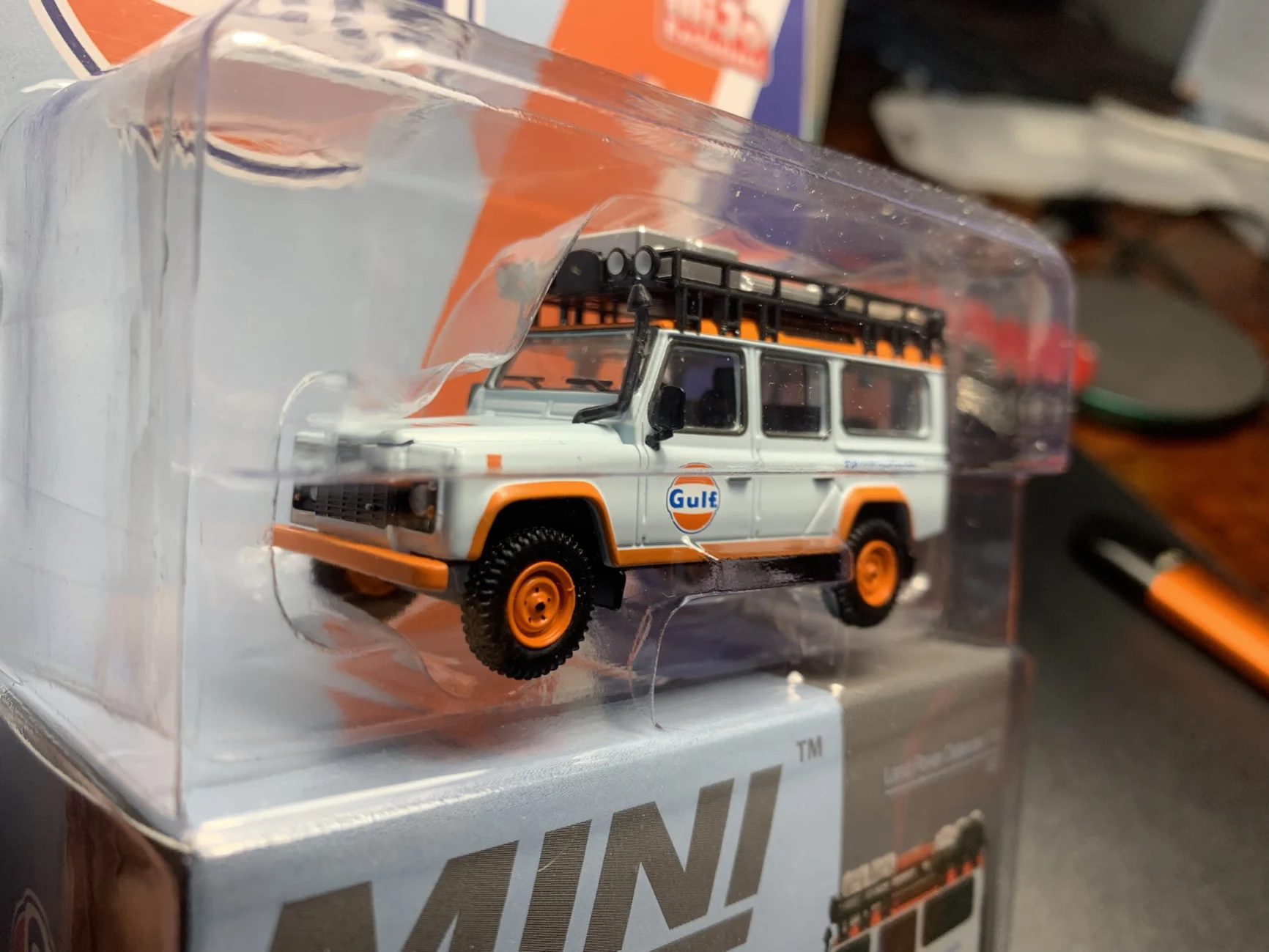 MINI GT1:64  Land Rover Defender 110 GULF Limited collection of die-cast metal car models