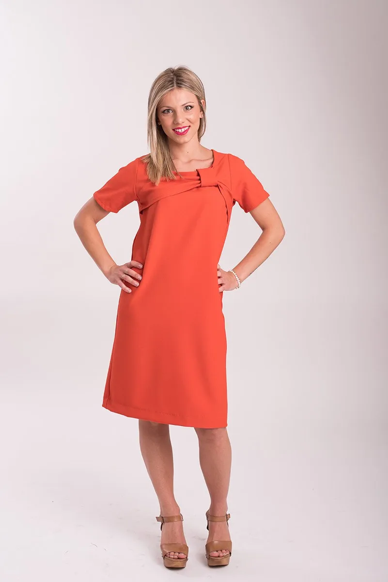 Summer dress for young women, made of cotton piqué fabric, with A large bow on the chest and line design. A fresh and elegant option for any occasion. Made in Spain and with desd shipments