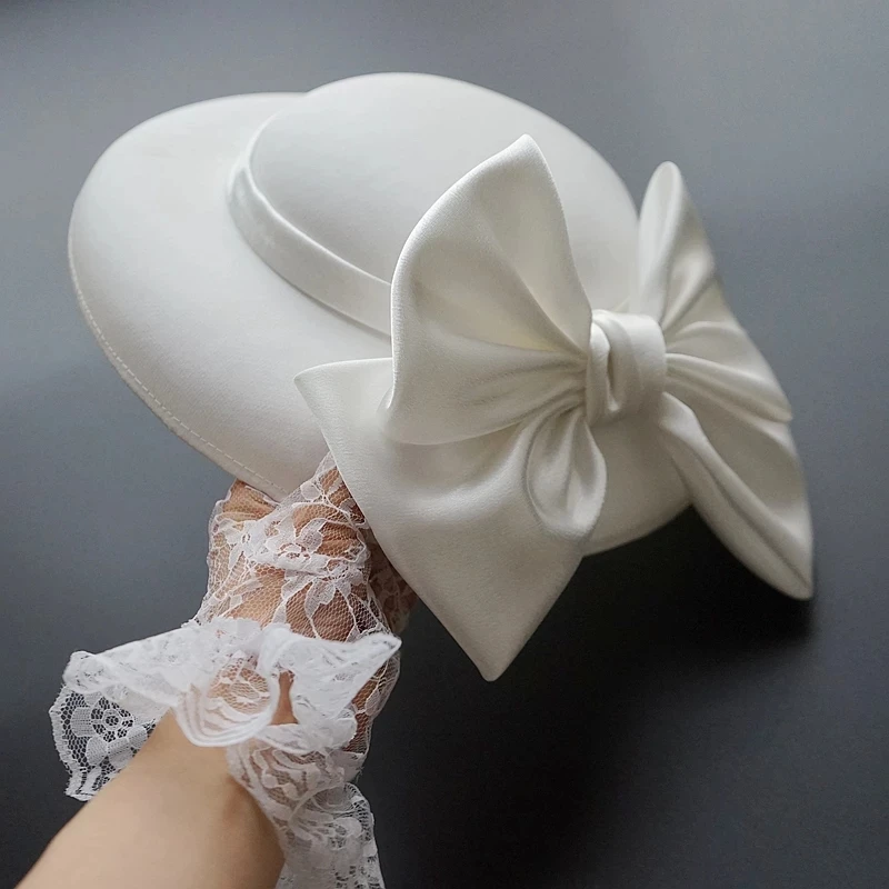 الأبيض Millinery قبعة حفلة زفاف قبعة بحافة واسعة أنيقة كبيرة القوس عقدة خوذة الكنيسة إكسسوارات الشعر 2021