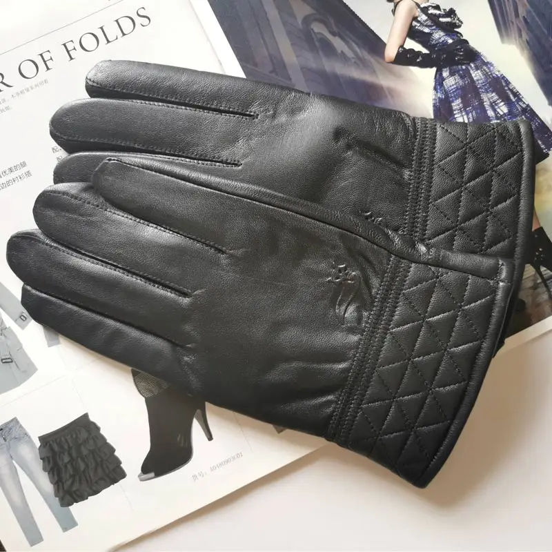 

New hand-stitched sheepskin gloves men warm soft men's black gloves Coral velvet lining warm in autumn and winter man mitten