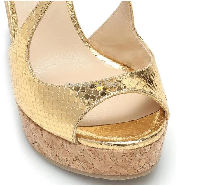 Oro Pelle di Serpente Scarpe Zeppa In Pelle di Modo Delle Donne Peep Toe Croce Strap Wedge Sandali Pompa I Pattini Della Signora Nuovo Partito