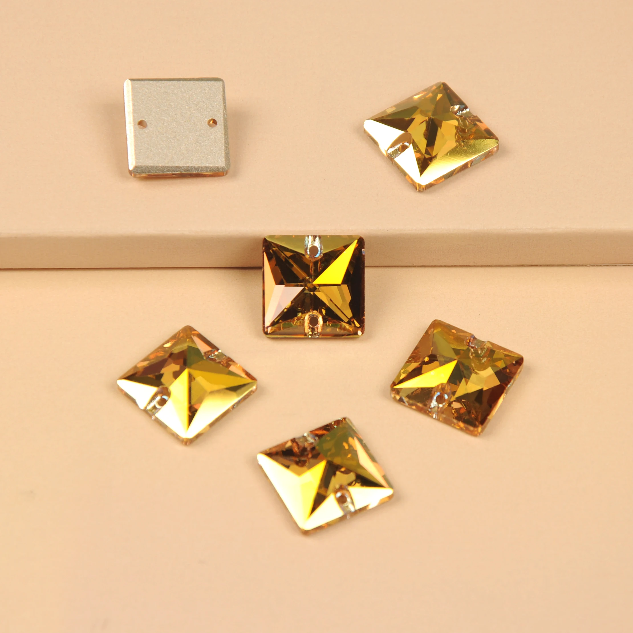 Glitzernde Kristallglas-Strasssteine in Sonnengold zum Aufnähen, Abstandssteine, Knöpfe für DIY-Kleidung und Schmuck – Detail 4