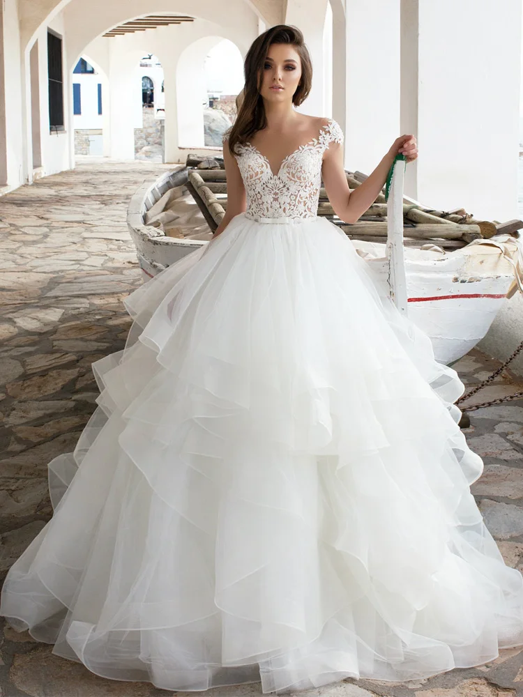 Luxe Kant Applicaties Tulle Tiered Hof Train Bridal Baljurk Elegant Illusion O-hals Cap Sleeve Trouwjurk Robe De Mariee