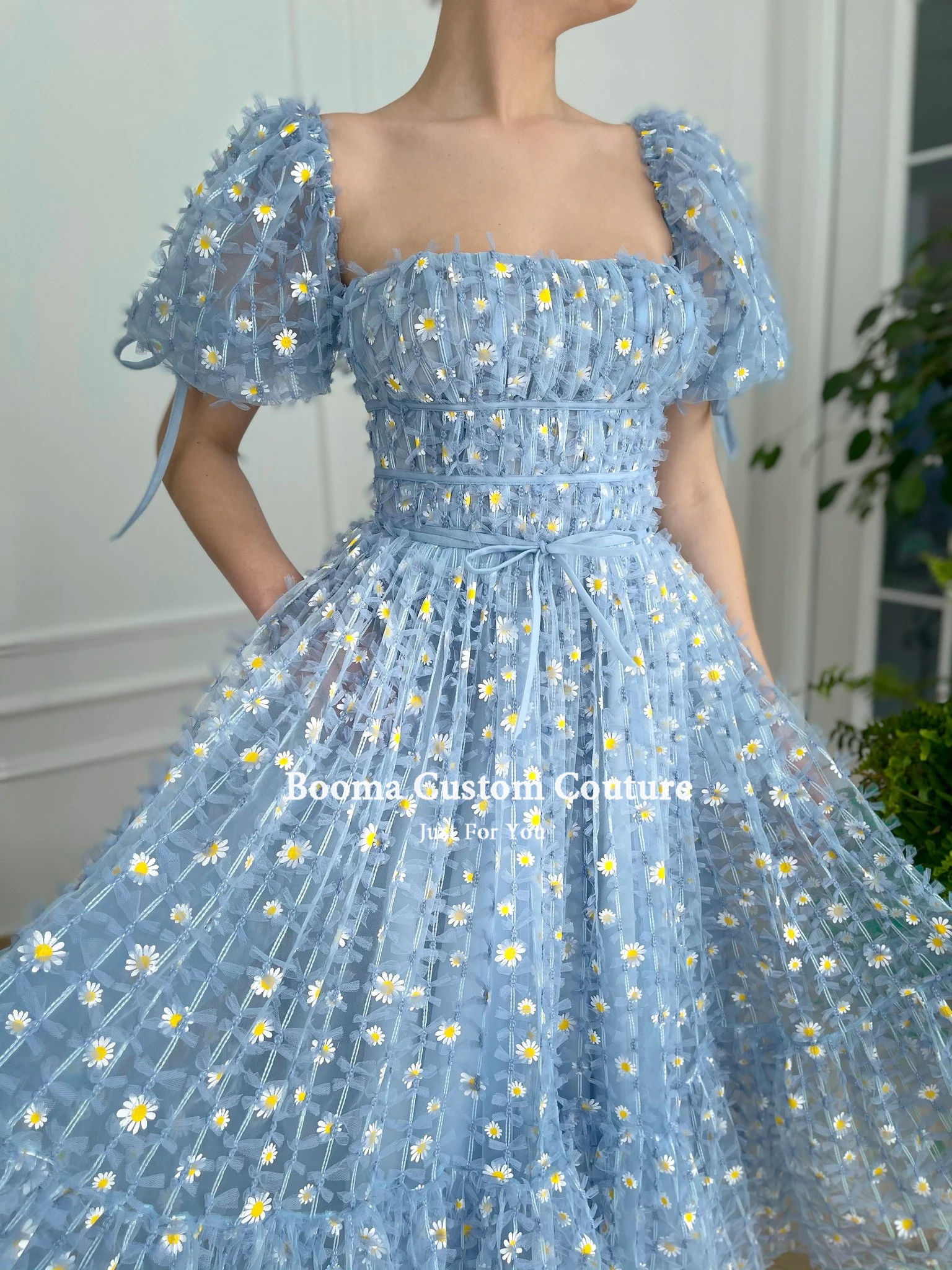 Booma Blue Square คอ Midi ชุดราตรีแขนสั้น Daisies ลูกไม้พรหม Gowns กับกระเป๋าชา-ความยาวงานแต่งงานชุด