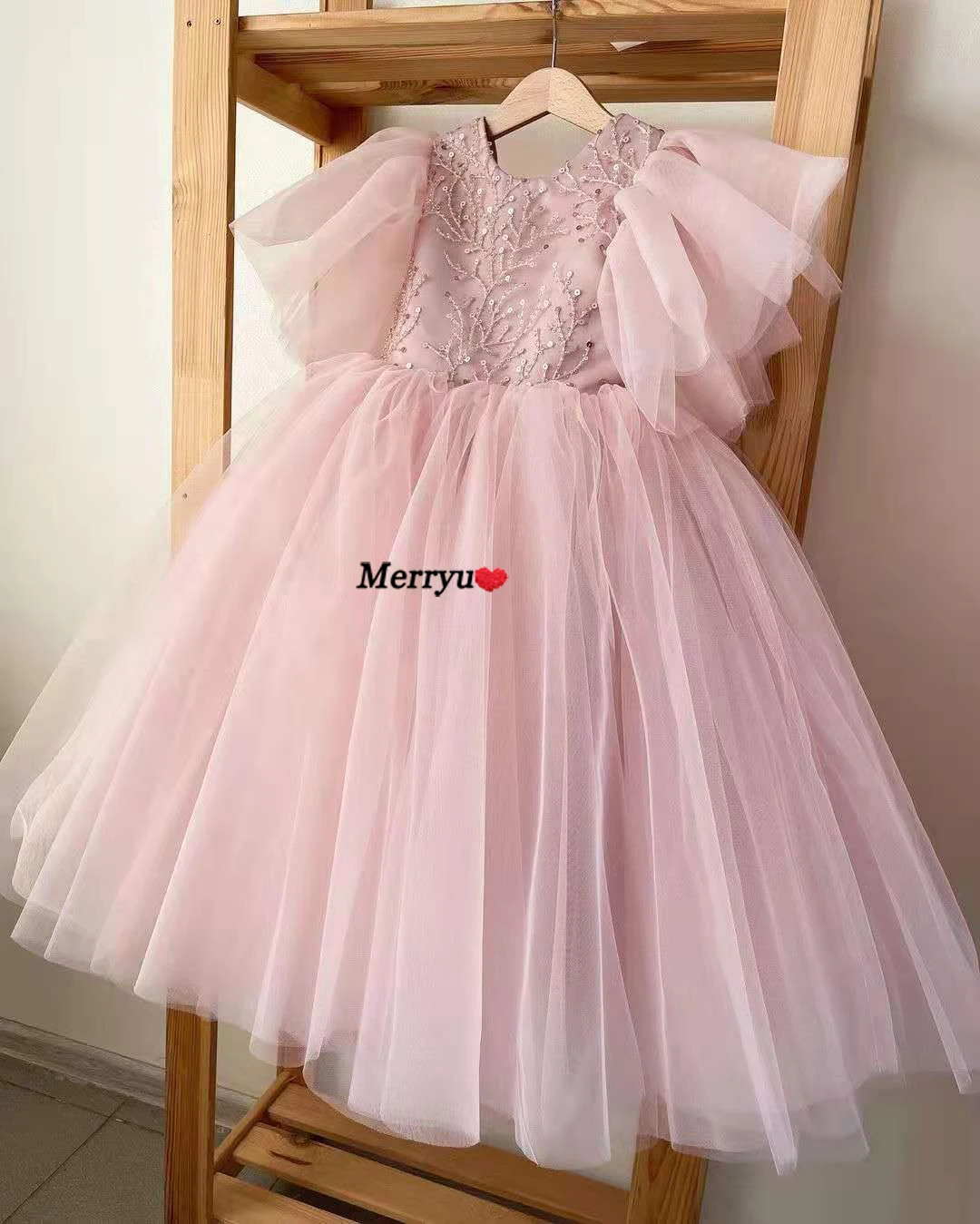 Einfache Ballkleid Knie-Länge Blumen Mädchen Kleid Perlen Baby Mädchen Party Kleider Kurzen Ärmeln Puffy Erste Kommunion Kleid