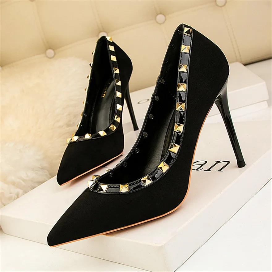 Rivet High Heels Luxury Designer Women Shoes Ladies Pumps Pointed Flock Spring 2024 Fashion Woman Wedding Dress Red Black Shoes