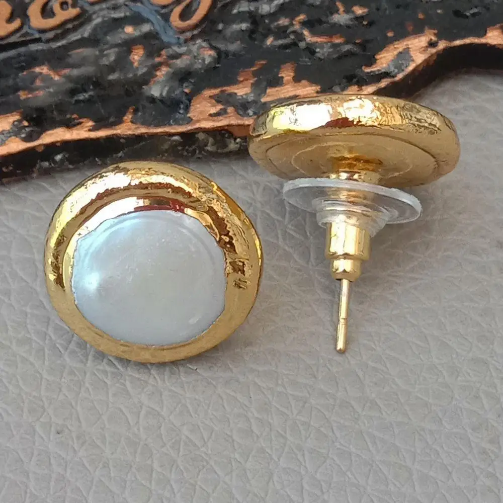 YYGEM ต่างหูมุกน้ำจืดทรงเหรียญสีขาวขนาด 15 มม. ชุบทอง ดีไซน์ทันสมัยสำหรับผู้หญิง