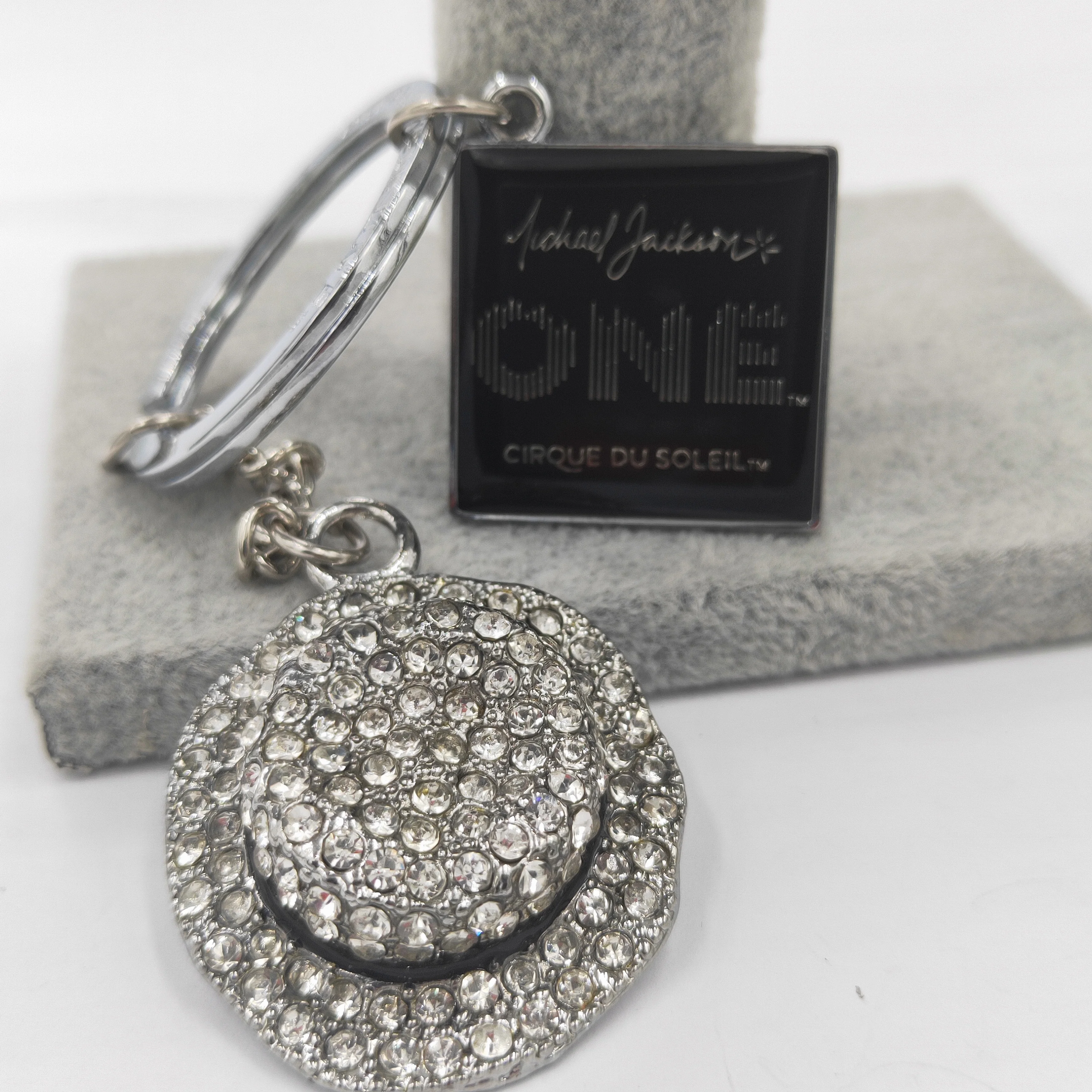 Keychain Commemorate King of Pop Michael Jackson MJ Hat with crystal and Logo Stereo Metal keychain fashion jewerly