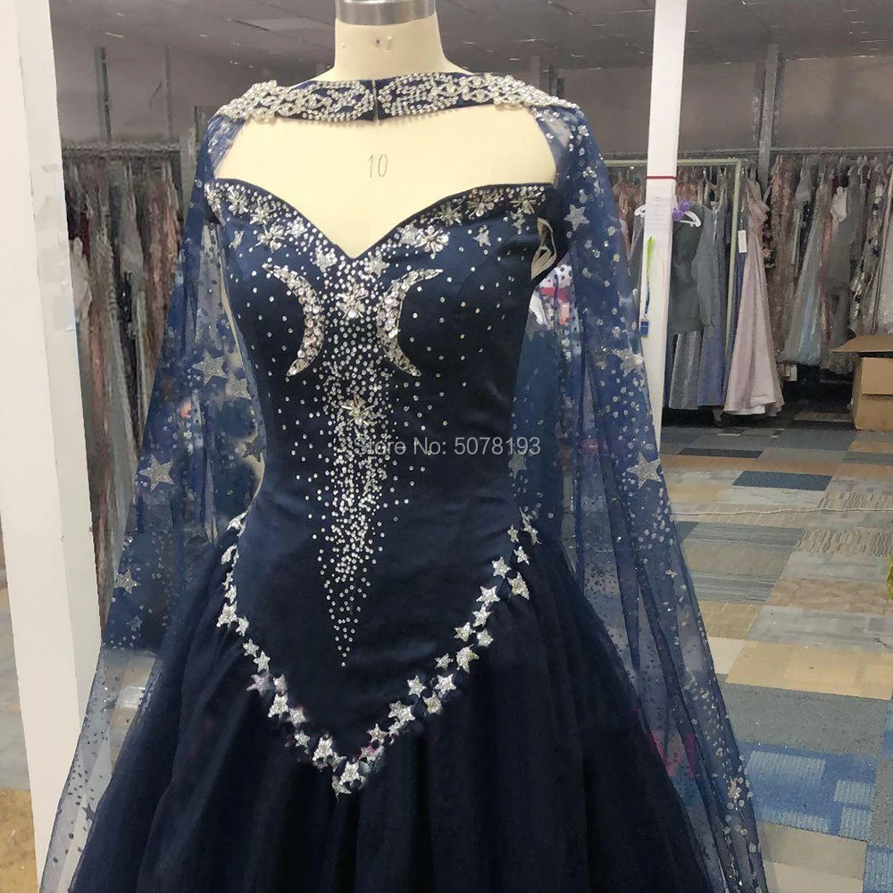 2019 Vestido de ceremonia de tul hasta el suelo con cuello en V y hombros descubiertos, sin mangas, corte en A, estrellas, cuentas y capa