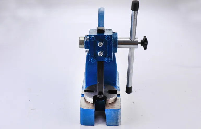 1T คาร์บอนสตีลเดสก์ท็อปด้วยตนเอง Punch Press บาร์มีดกด