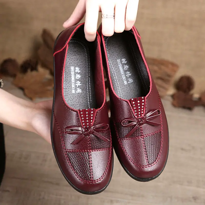 Cheap Female Shoes Leather Flats Women\'s Black Shoes Leisuer Woman Loafers Flats 2021 Fashion Classic Mom Casual Leather Shoes