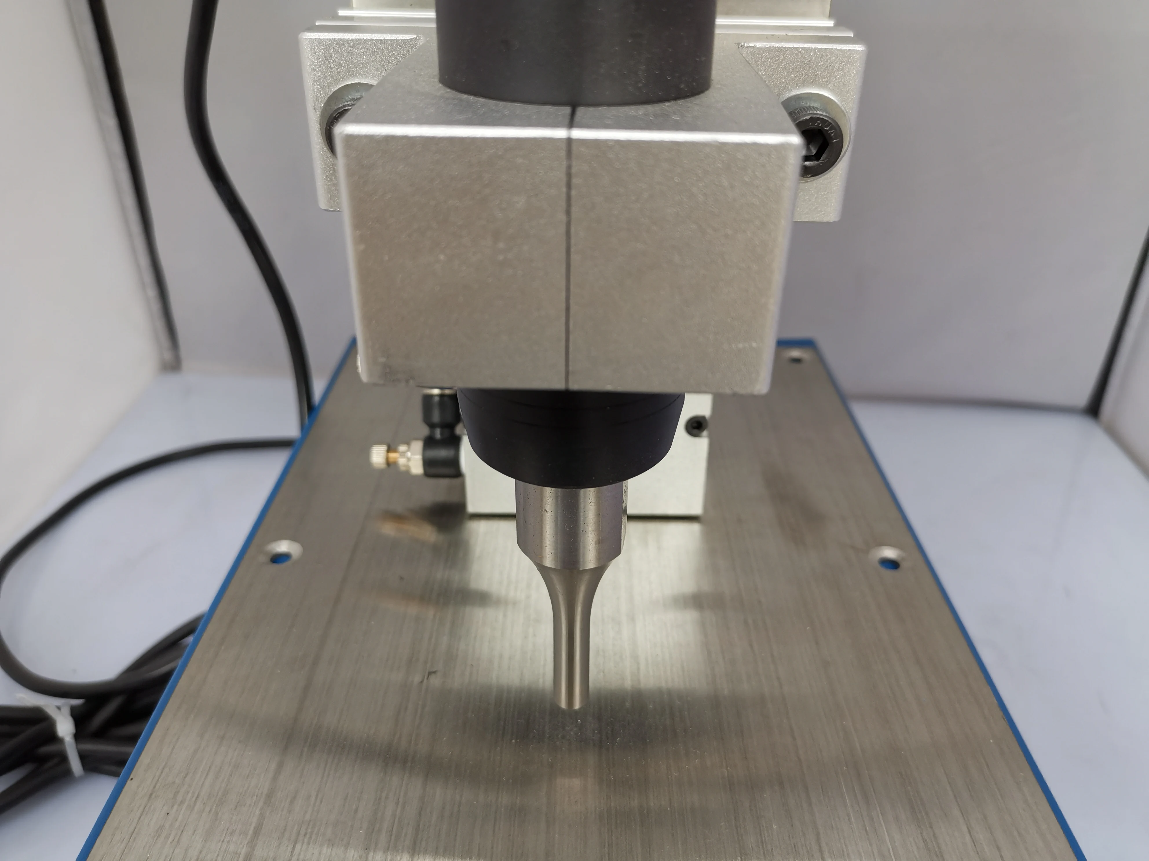 35K 1200W Foot-operated pneumatic ultrasonic spot welding machine mask ear band Non-woven fabric spot welding machine