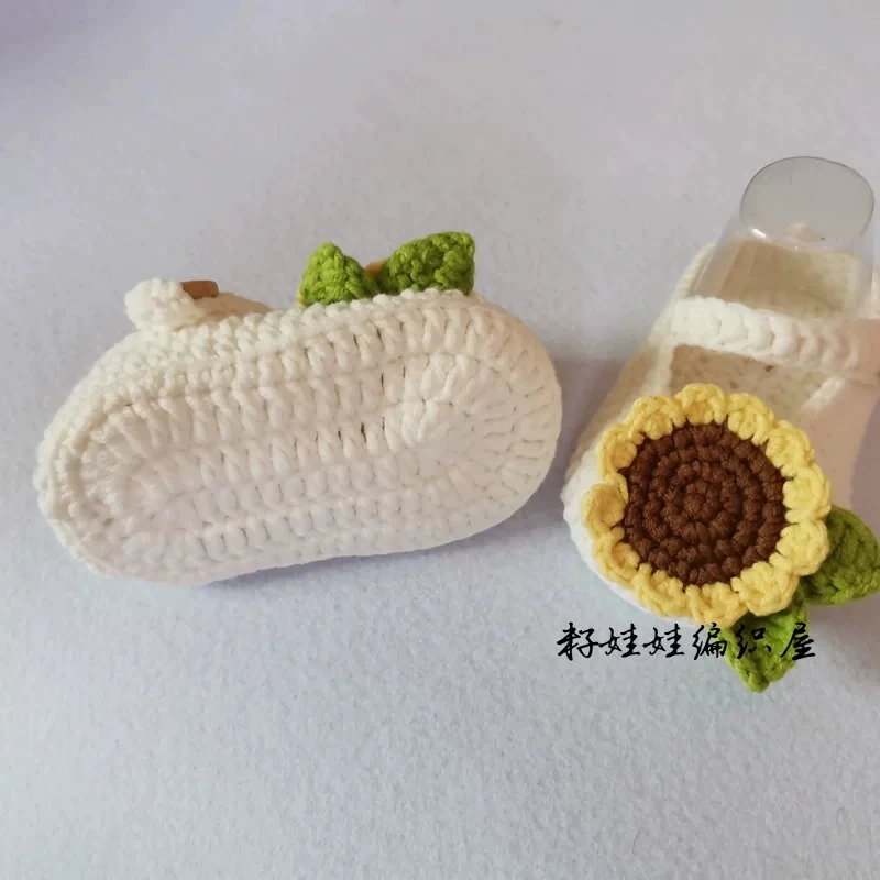 QYFLYXUE New baby\'s wool shoes pure hand knitting baby flowers beautiful walking shoes shoes shoes soft soles full moon gift