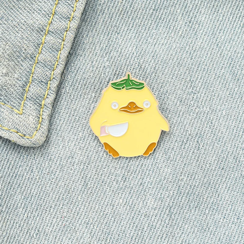 Cartoon cute duckling alloy pin, enamel duckling holding a knife, cute shape brooch bag decoration paint badge, gift for friend