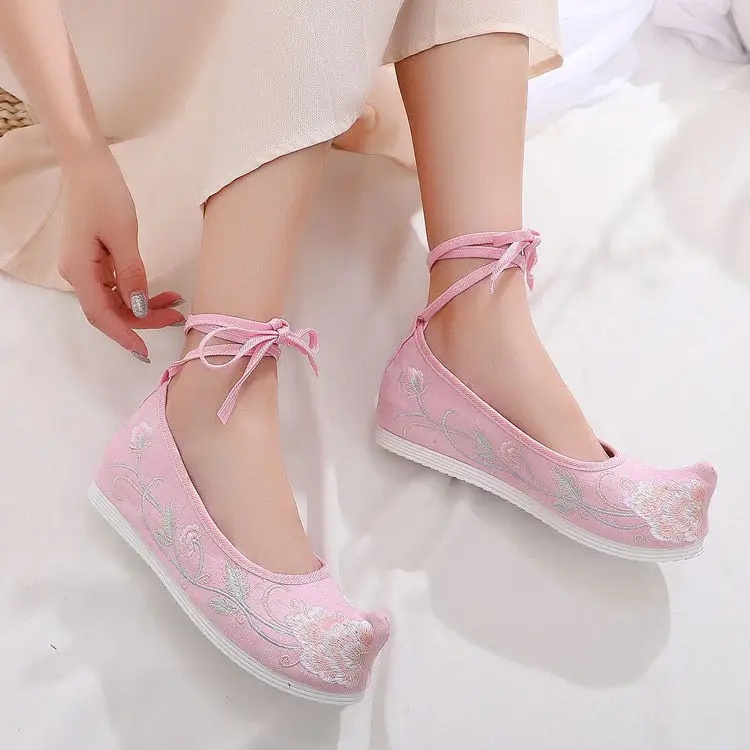 Woman Vintage Yue Opera Flowers Embroidery Dance Flat Shoes Women Chinese Style Traditional Ancient Old Peking Hanfu Retro Boots