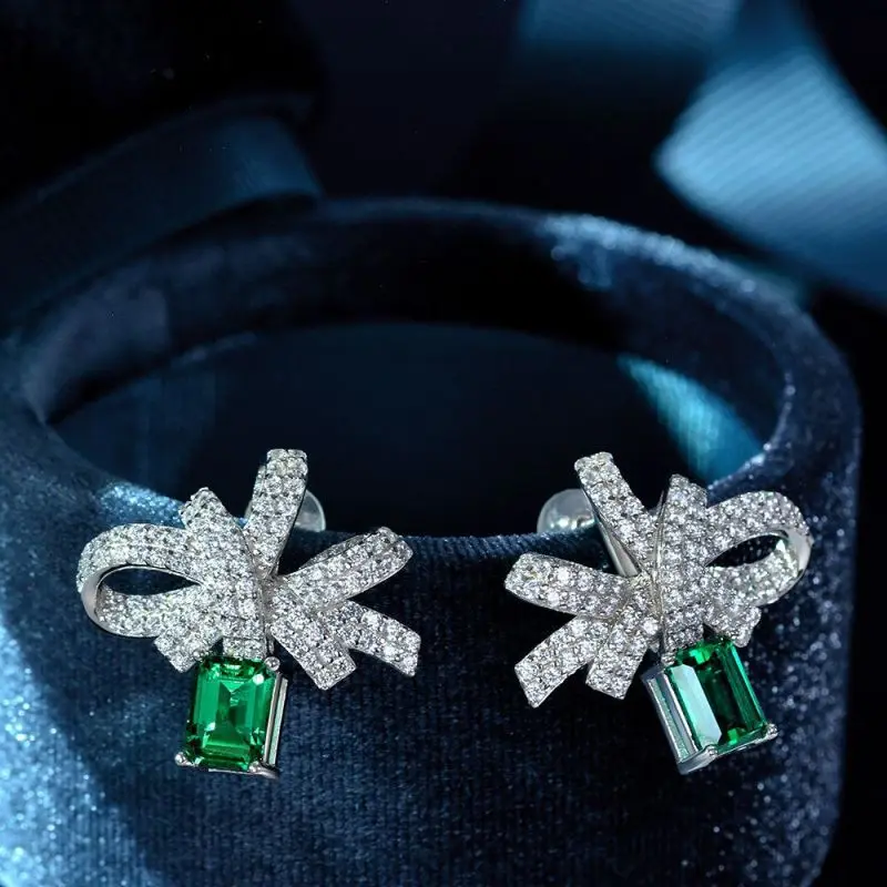 

Серьги-гвоздики женские из серебра 100% пробы с изумрудами, 5 х7 мм, 21 х23 мм