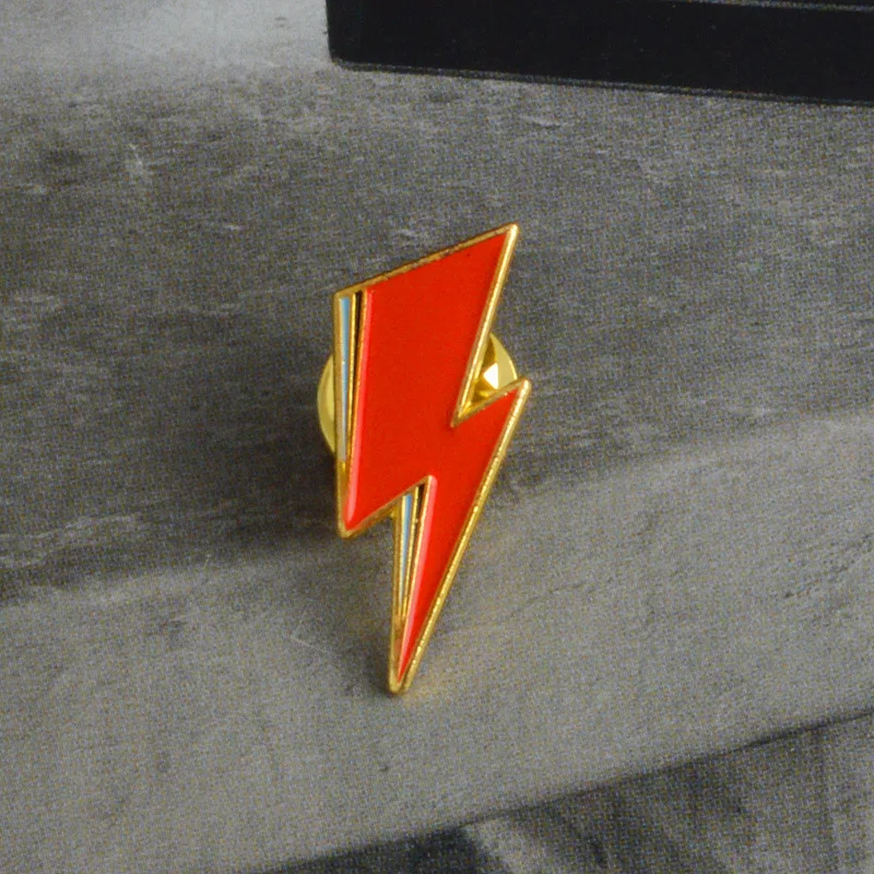 Red Lightning Badge Fashion Cartoon Rock Singer Enamel Brooch Simple Personality Lapel Backpack Jewelry Accessories Gift