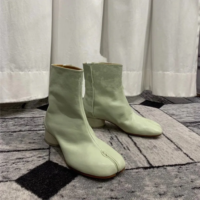 Botas cortas de piel auténtica con punta dividida para mujer, zapatos de tacón alto y grueso, de marca de lujo, a la moda, para invierno, 2024