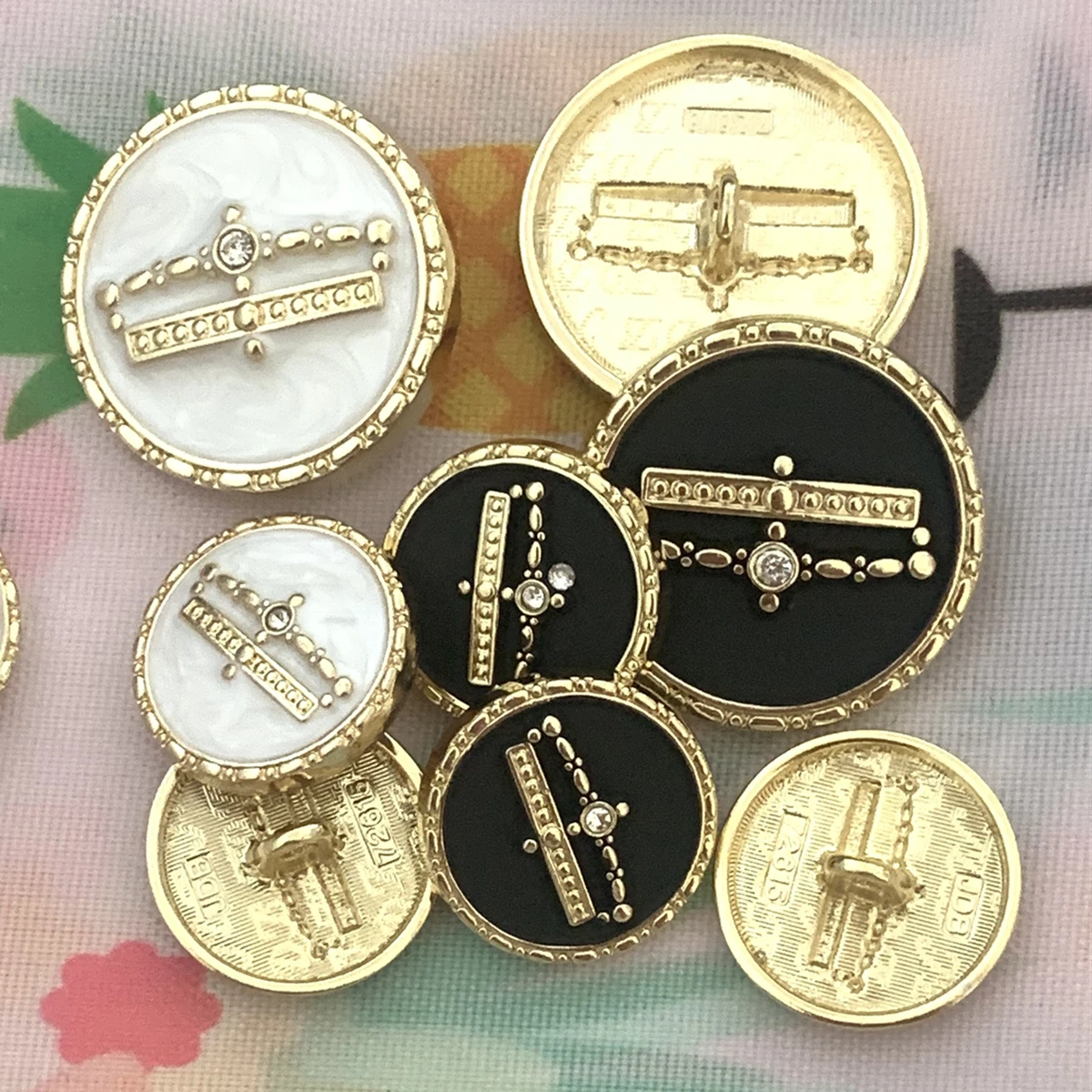 10pcs White&Black Fashion Clothes Sewing Buttons with Rhinestones Women's Cardigan Woolen Coat Decorative Buttons for Clothing