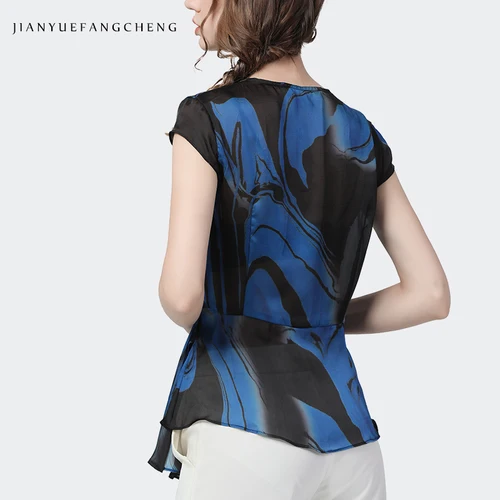 بلوزات وقمصان