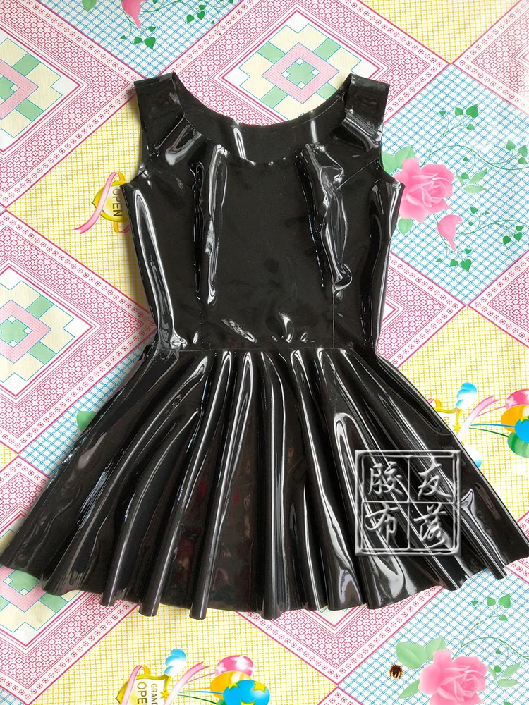 Летнее платье из латекса