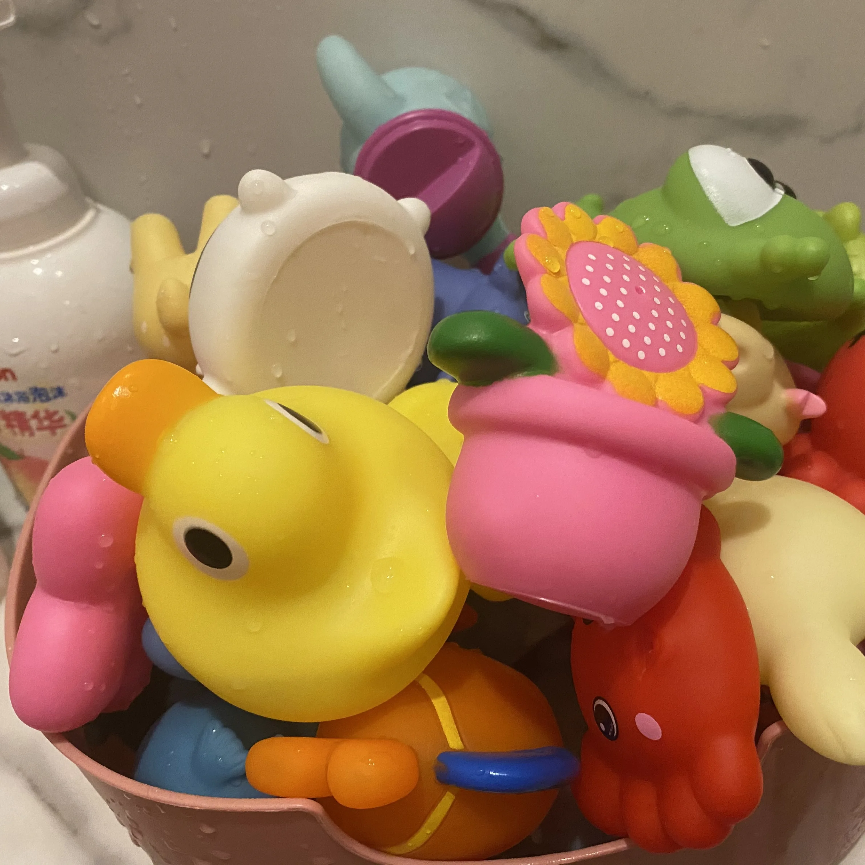 Brinquedos flutuantes para banho de bebês, animais flutuantes sortidos coloridos para nadar, brinquedo de banho de borracha macia para presente de