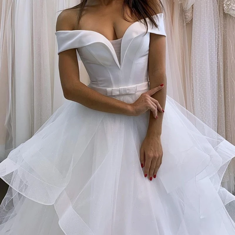 Vestido de novia de corte en A, hombros descubiertos, fajas de lazo escalonadas, tul hasta el suelo, tren Formal, vestidos de novia hechos a medida