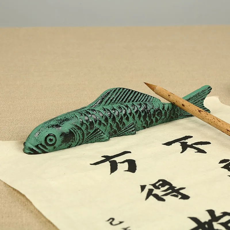 

1pc Japan Iron Koi Carp Fish Shape Paperweight Brush Rest Chinaese Calligraphy Painting Tool Students Paperweights Props