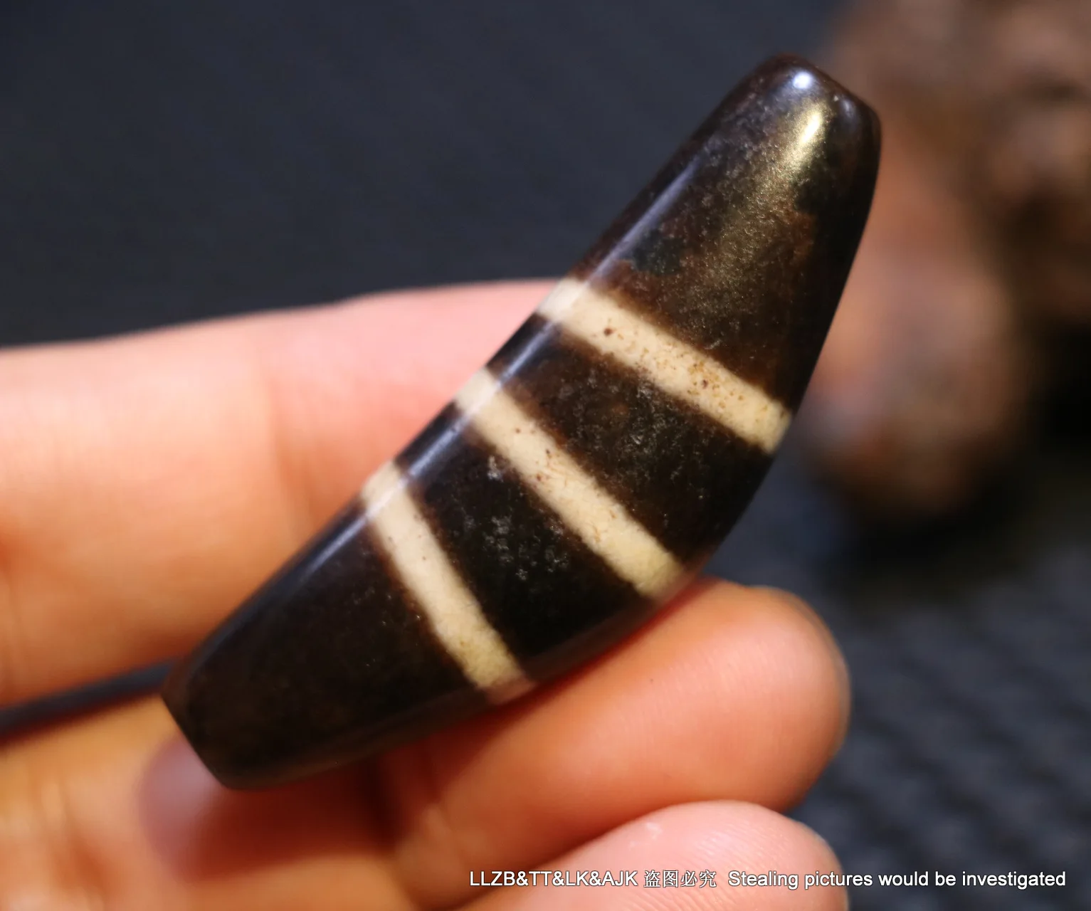 

Power Tibetan Old Agate 3 Stripe Healer Medicine Token Horn Shape dZi Bead Amulet Pendant LKbrother Saurces Top Quality