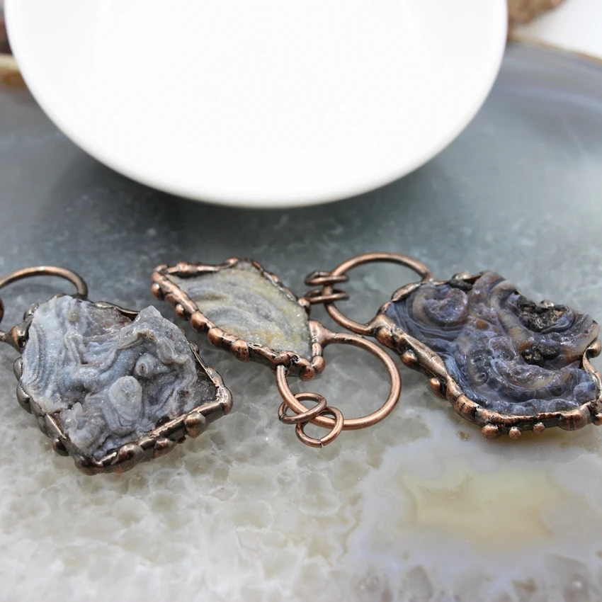 Irregular Natural Rock Agates Slice Antique Brass Style Hoop Pendant,Galaxy Druzy Slab Vintage Necklace Charms Healing Jewelry