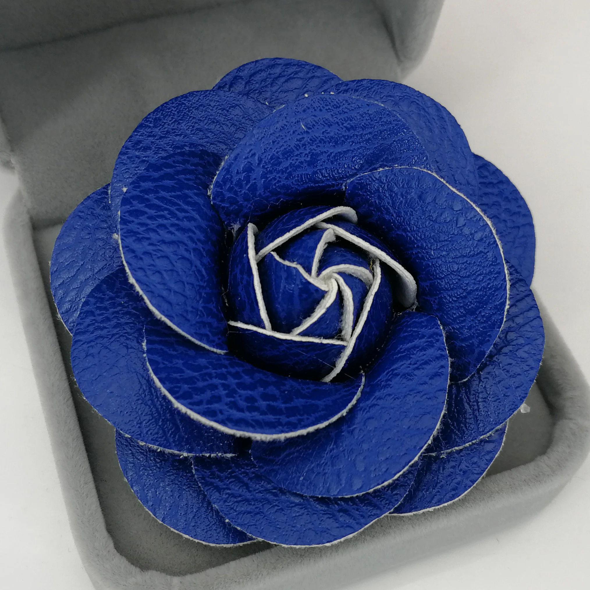 2020 Hot Lederen Camellia Broches Voor Vrouwen Elegante Grote Bloem Pins Sjaal Gesp Mode-sieraden Jas Accessoires Broche