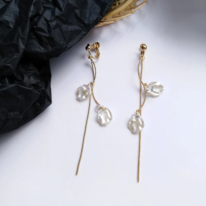 Korean Style Summer Resin Shell Long Clip on Earrings No Hole Simple Petals Shell Rhinestone Line Tassel Ear Clip on Earrings