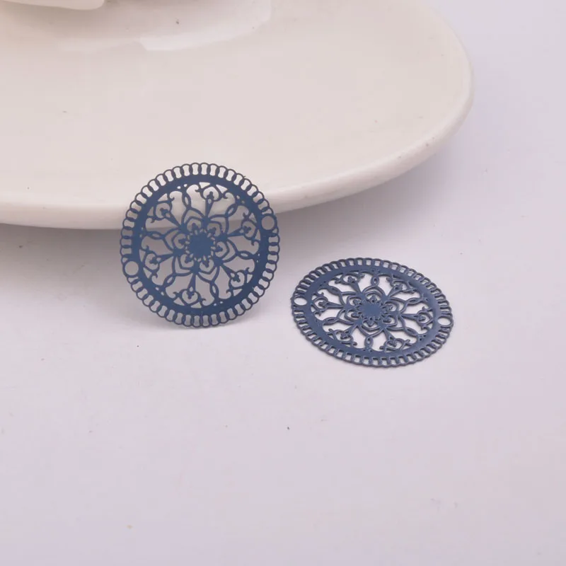 50 Stück AB4293 23mm Lasergeschnittene Runde Anhänger aus Messing mit Doppelloch und Filigran-Design für Ohrringe – Detail 10
