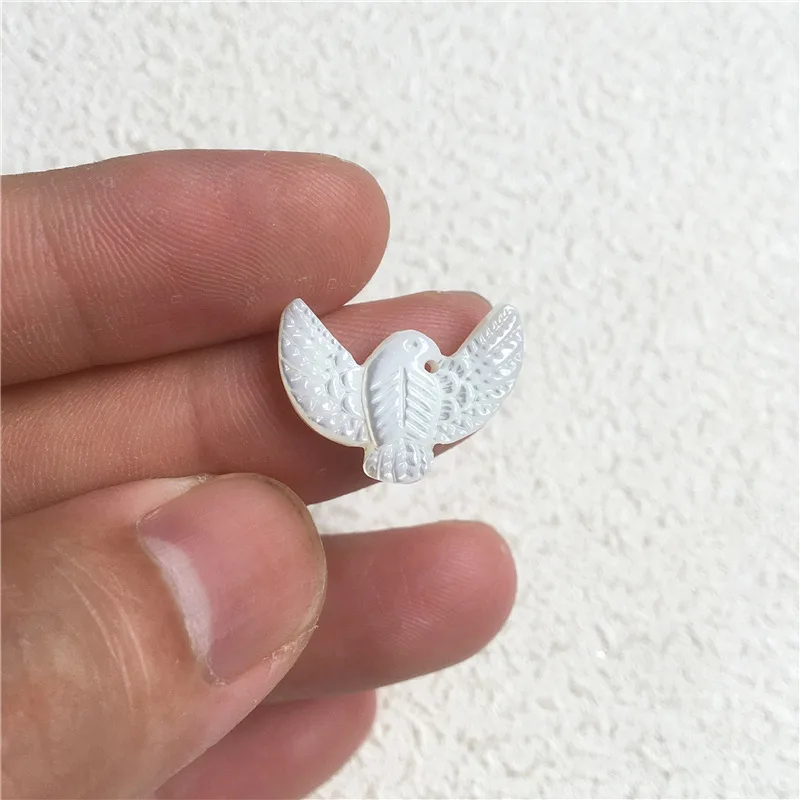 FUWO Natural Shell Carved Eagle Shape Jewelry Accessories Animal Motif Peace Dove Pendant 5 pieces/lot S027