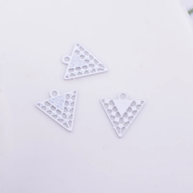 100 Stück AC11639 10*12mm Filigrane Mini-Dreieck-Anhänger aus Metall-Messing, Dünne Geometrische Anhänger für DIY-Schmuck- und Ohrringherstellung – Detail 11
