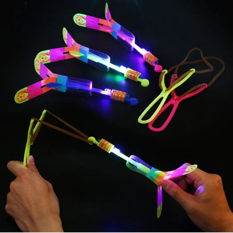 Luz LED brillante para exteriores, tirachinas, helicóptero elástico giratorio, juguete volador, flecha, regalo de fiesta, Favor para niños