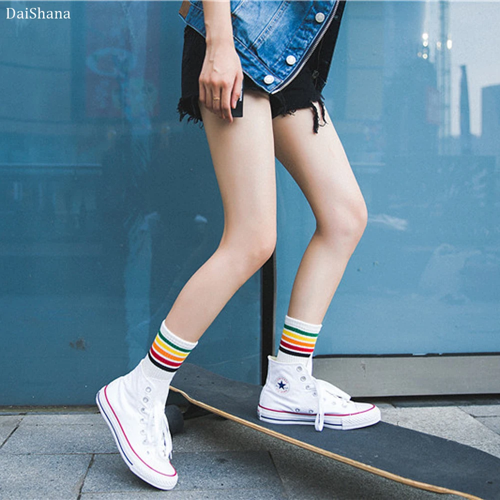 Kaus Kaki Wanita Pelangi Streetwear Korea Fashion Bergaris Harajuku Kaus Kaki Senang Neon Katun Musim Dingin Pendek Hitam Putih Permen Lucu Hangat