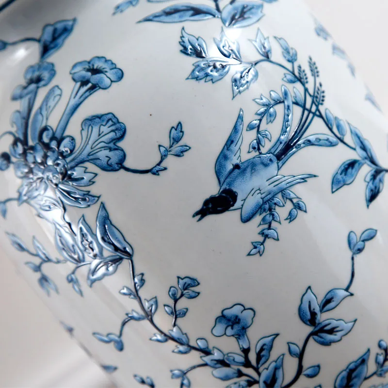 Jingdezhen Ceramic Blue And White Exquisite Bird Table Lamp