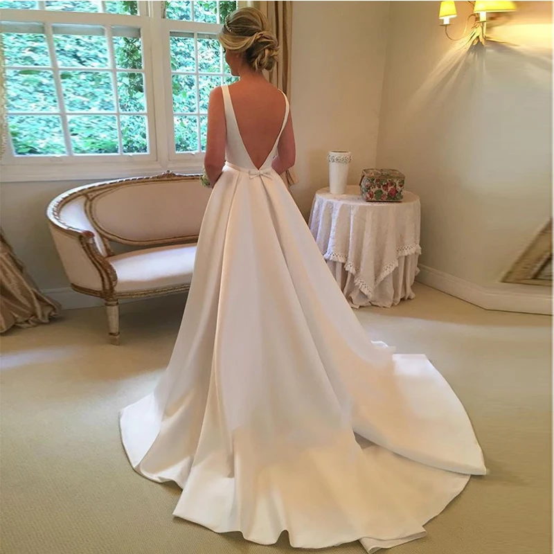 Eleganckie suknie ślubne A-line bez rękawów biała satyna w kolorze kości słoniowej Backless suknia ślubna Custom Made vestido de casamento Sweep Train