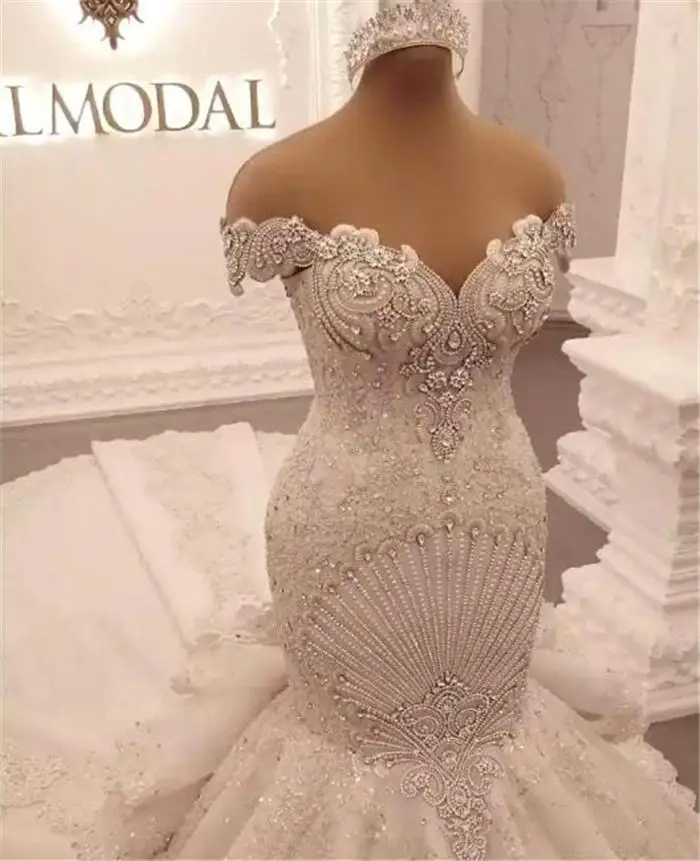 Appliques di lusso abiti da sposa a sirena in pizzo con spalle scoperte in cristallo con volant senza schienale cattedrale treno abito da sposa arabo Dubai