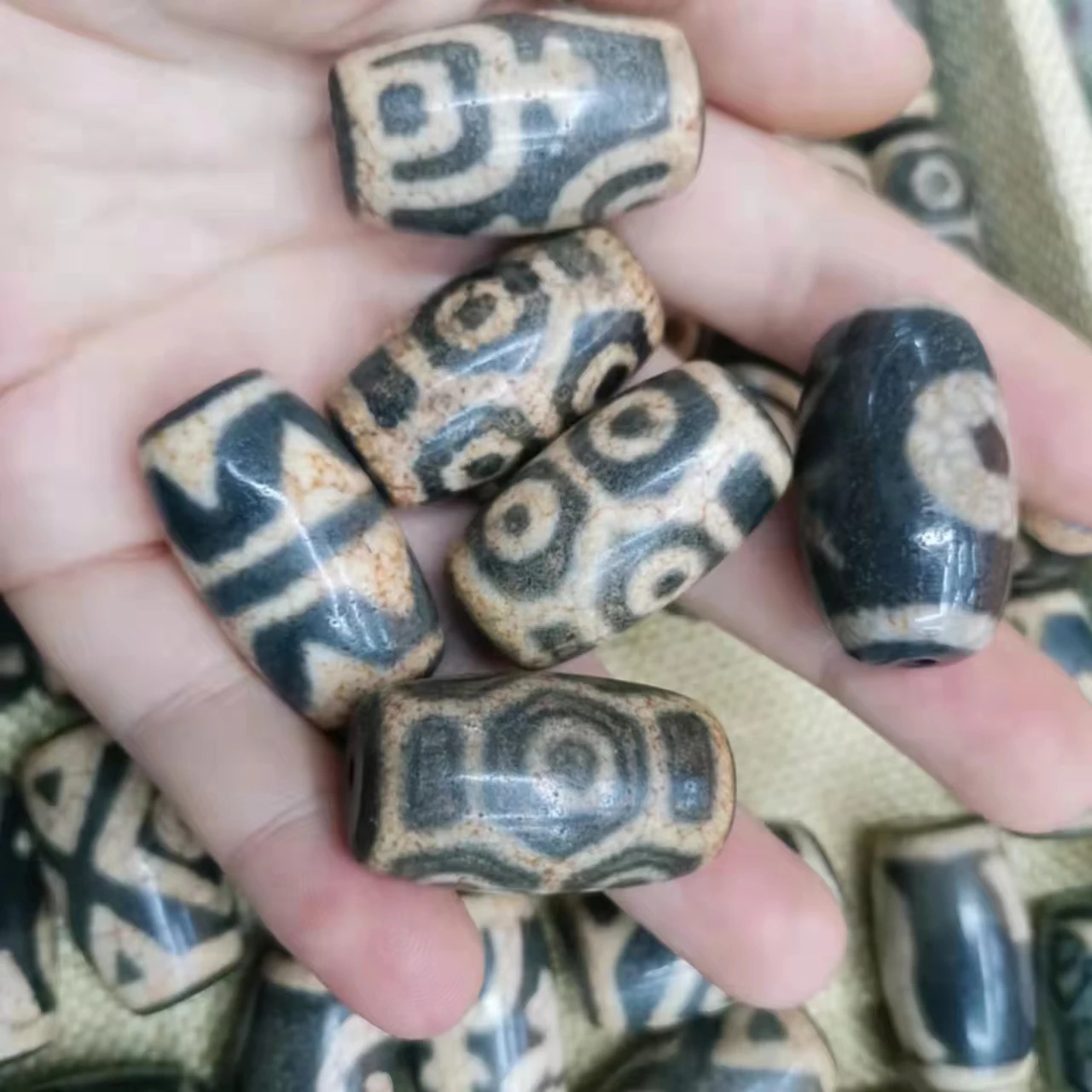 

1pcs/lot Natural Tibetan Old Agate Dzi Beads variety styles Weathered pattern Perfect round Mellow patina accessories jewelry