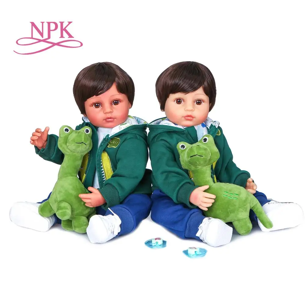 Muñeca NPK de silicona de cuerpo completo para niño pequeño, ropa verde Original, juguete de baño Flexible de tacto suave para niños, 55CM