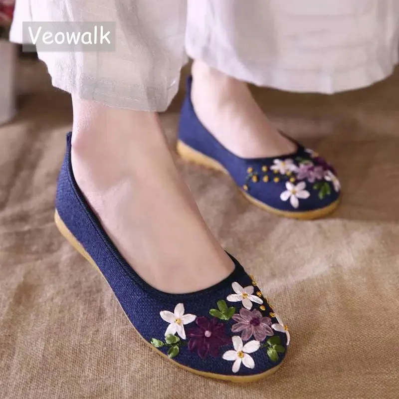 Veowalk Handmade Women Old Beijing Flowers Embroidery Flat Shoes Slip On Cotton Fabric Casual Shoes Comfortable Round Toe Flats