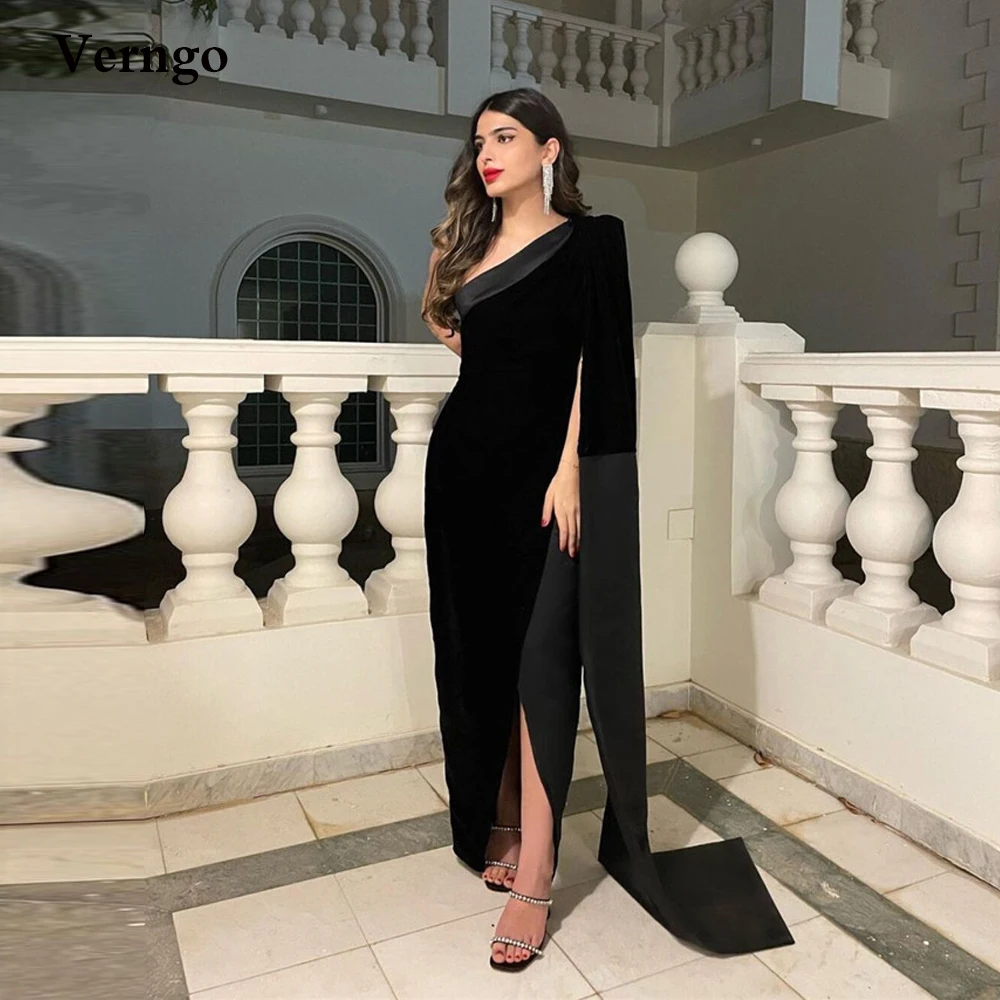 Verngo 2022 Eenvoudige Zwarte Fluwelen Avondjurken Een Schouder Lange Cape Mouwen Slit Vrouwen Prom Jurk Party Wear Formele Gown