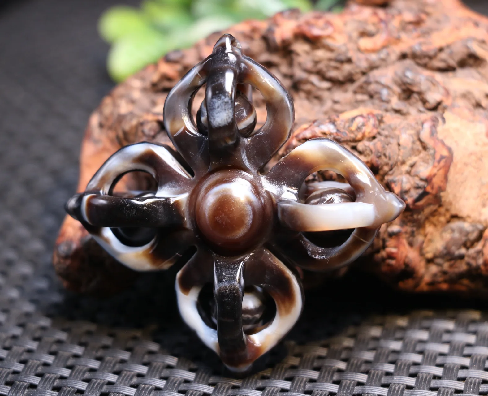 

Energy Tibetan Onyx 4 Wands Faqi Vajra Dorje Heaven Eye Pendant Amulet Carving A LKbrother Saurces Top Quality UPD1215