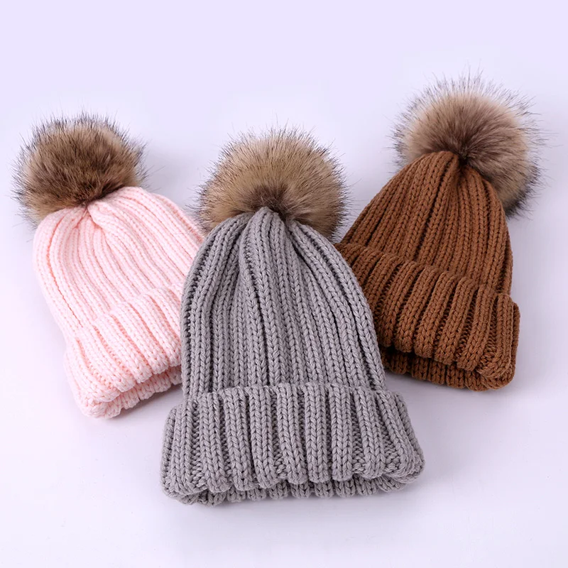 A due pezzi Sciarpa Cappello Set Per I Bambini Le Donne Berretti Faux Fur PomPon Lavorato A Maglia Skullies Cappelli di Autunno E di Inverno Caldo tappi di Colore solido